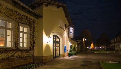 Beleuchtetes Restaurant am Abend