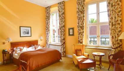 Wohnraum und Bett im Zimmer Deluxe