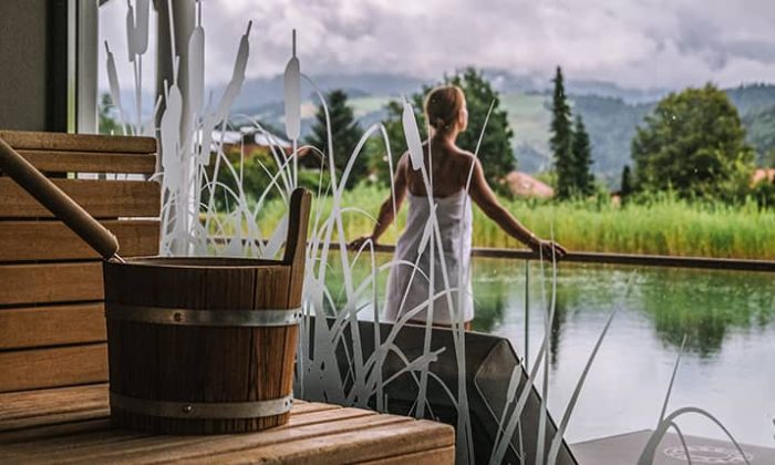 Frau steht vor der Außensauna 