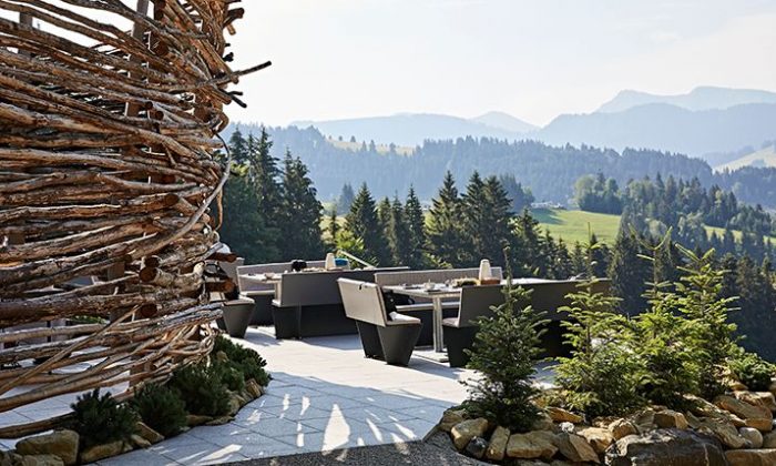 Tische mit Bergpanorama fürs Frühstück