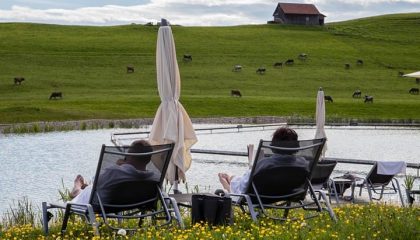 Schnupper Kennenlerntage Paar entspannt auf Liegen am See