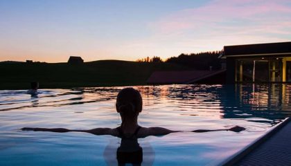 Frau schwimmt im Außenpool