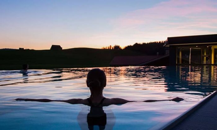 Frau schwimmt im Außenpool