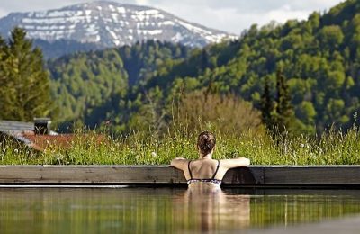 Frau entspannt im Außenpool