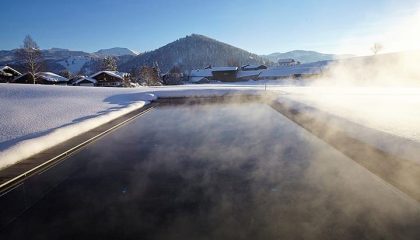 Dampfender Außenpool im Winter
