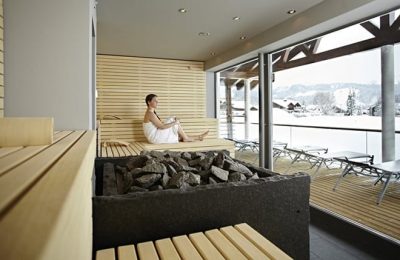 Junge Frau entspannt in der Sauna