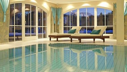 Indoor Pool am Abend