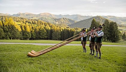 Traditionelle Hornbläser musizieren