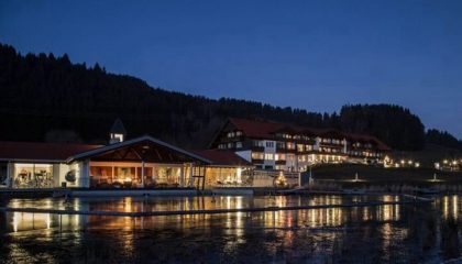 Beleuchtetes Hotel am Abend