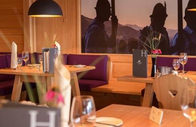 Hell beleuchtetes Restaurant