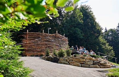 Eine Gruppe speist gemeinsam am Berg
