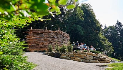 Eine Gruppe speist gemeinsam am Berg