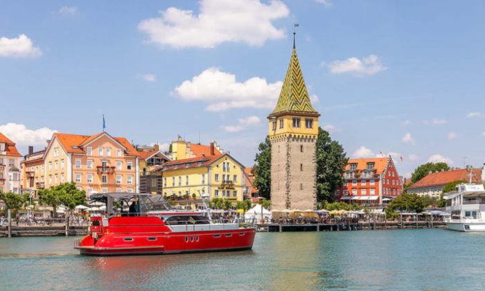 Schiff fährt auf dem Bodensee