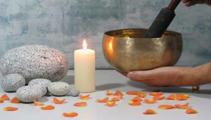 Chakra Klangschale, Kerze und Steine