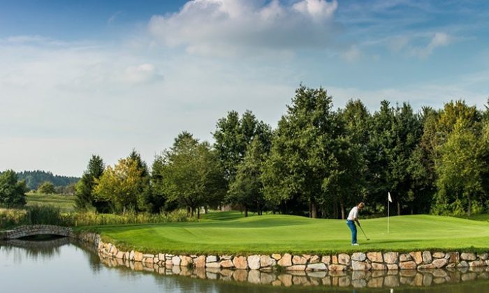 Mann spielt Golf auf Golfplatz