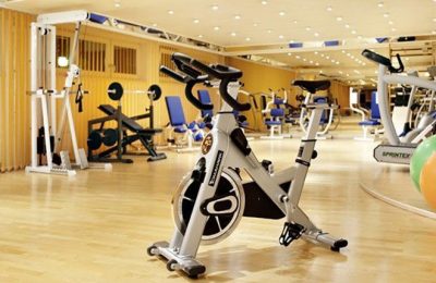 Moderne Trainingsgeräte im Fitnesscenter