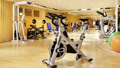 Moderne Trainingsgeräte im Fitnesscenter