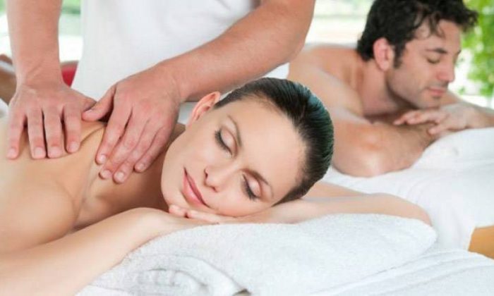 Paar erhält parallel eine Massage