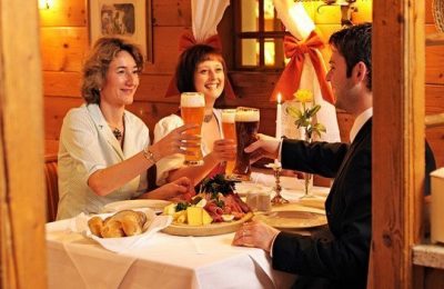 Menschen stoßen im Restaurant an