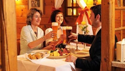 Menschen stoßen im Restaurant an