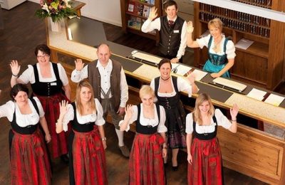 Servicekräfte des Gastgebers im Dirndl