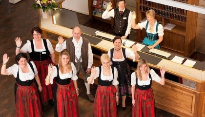 Servicekräfte des Gastgebers im Dirndl