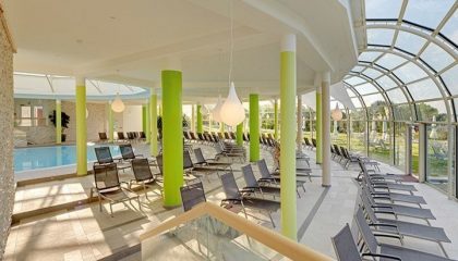 Zahreiche Liegestühle neben dem Indoor Pool