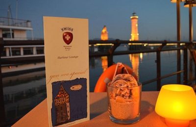 Harbour Lounge bei Nacht im Kerzenschein