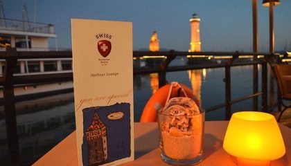 Harbour Lounge bei Nacht im Kerzenschein