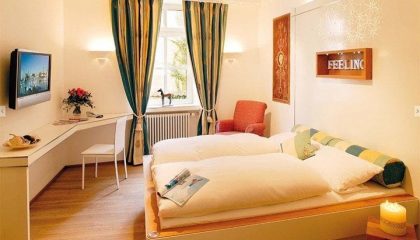 Bett im ZImmer Classic Wellroom