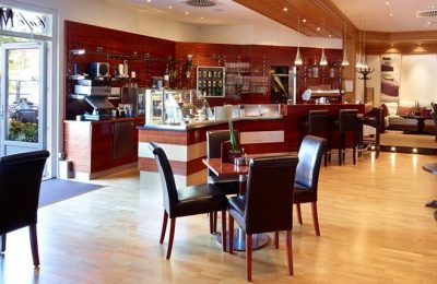 Tische und Stühle im Cáfe Max 2