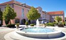 Brunnen und Einfahrt des Hotels Maximilian