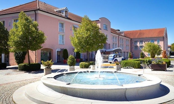 Brunnen und Einfahrt des Hotels Maximilian