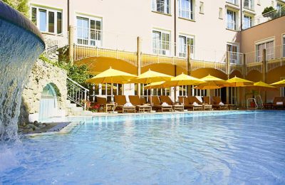 Outdoor Pool bei Sonnenschein