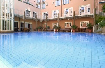 Outdoor Pool am helllichten Tage