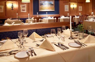 Fein gedeckte Tische