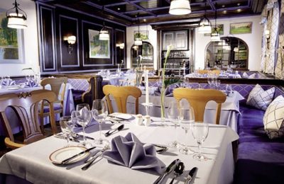 Fein gedeckte Tische im blauen Restaurant