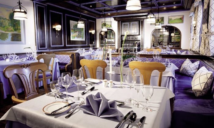 Fein gedeckte Tische im blauen Restaurant