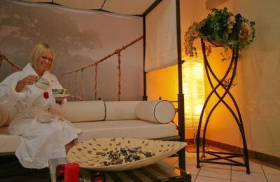 Frau in weißem Bademantel entspannt