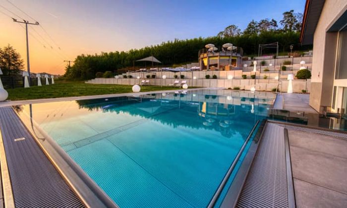 Freibecken mit Verbindung zum Hallenbad