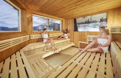 Drei Frauen entspannen in der Sauna