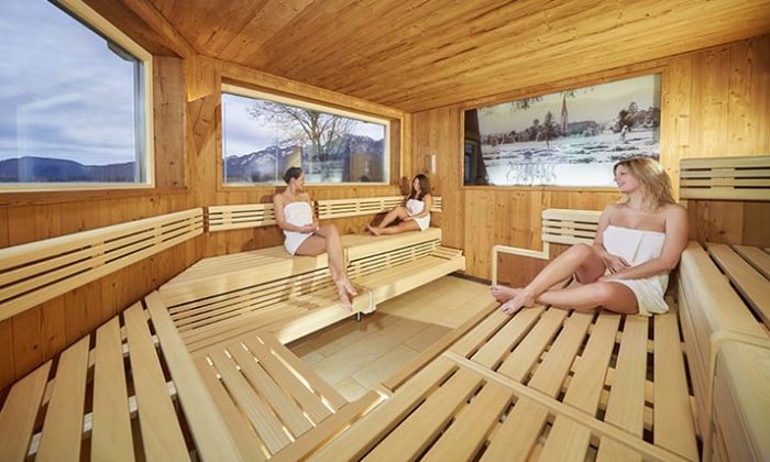 Drei Frauen entspannen in der Sauna