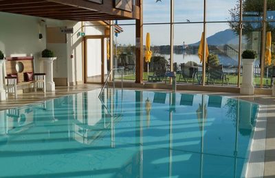 Großes Schwimmbad mit Glasfassade