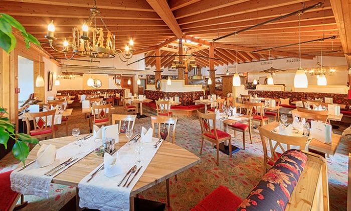 Tische im Restaurant im Hotel Sommer