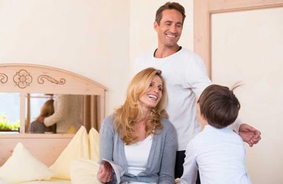 Mutter, Vater und Kind im Familienzimmer