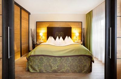 Bett von vorne in einer Suite