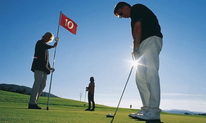 Menschen spielen gemeinsam Golf