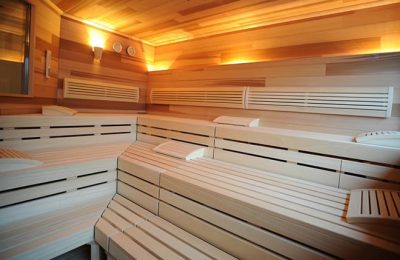 Sauna aus hellem Holz