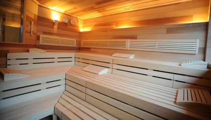 Sauna aus hellem Holz