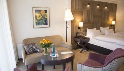 Bett und Wohnraum in der Suite Comfort